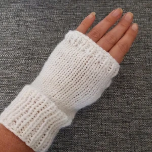 Nya vita torgvantar  stl S/M - Julklappstips! Ett par nya vita torgvantar är just klara! Jag har stickat dem i ett garn som är varmt och skönt, men inte stickigt. Kan tvättas i 40 grader. Följ mig så ser du nya annonser!