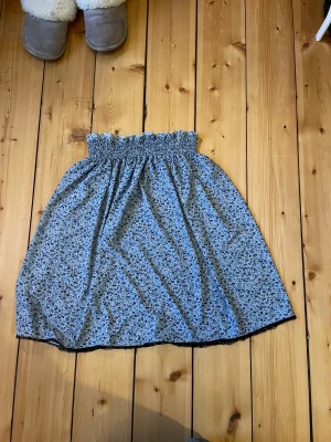 Blommig kort kjol - Bra skick, ganska see through