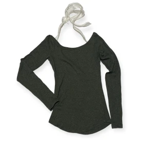 Backless söt topp med knytning  - Jättesöt topp med öppen rygg och fint band. 