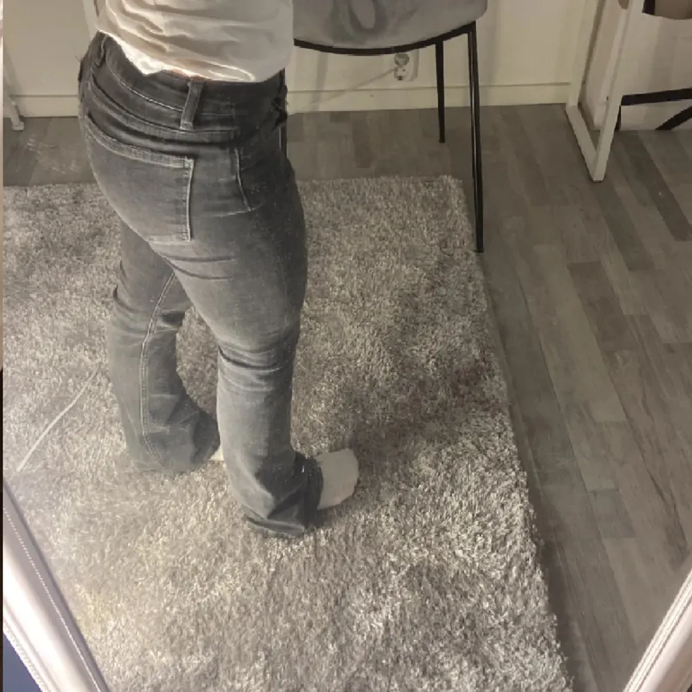 Lågmidjade grå/svarta jeans från Gina i bra skick! 💗. Jeans & Byxor.