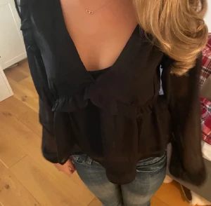 Svart blus - Superfin svart blus från Bik Bok. Fint skick o använd fåtal gånger💓 