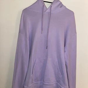 Hoodie - Lila hoodie 💜 Knappt använd 