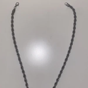 Silver halsband  - Hej säljer silver cordell halsband rost, den är helt fräscht med alla kläder.