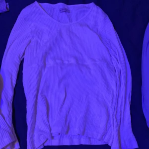 Tröja  - Vit tunn tröja som ej syns igenom och mycket fin att ha tillsammans med ett par fina jeans!