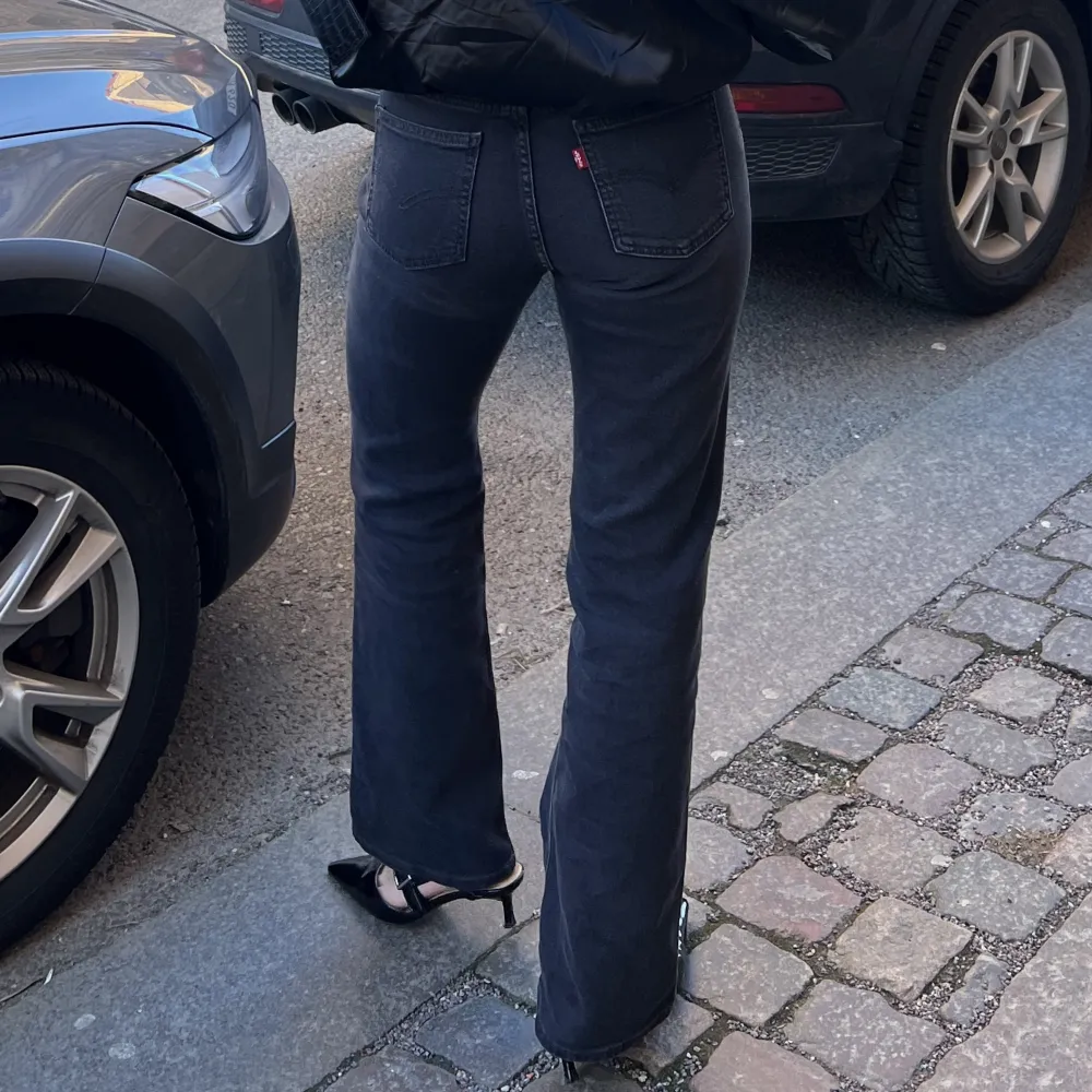 Modell superlow bootcut. Endast använda på bild! Nypris: 999 kr. Jeans & Byxor.