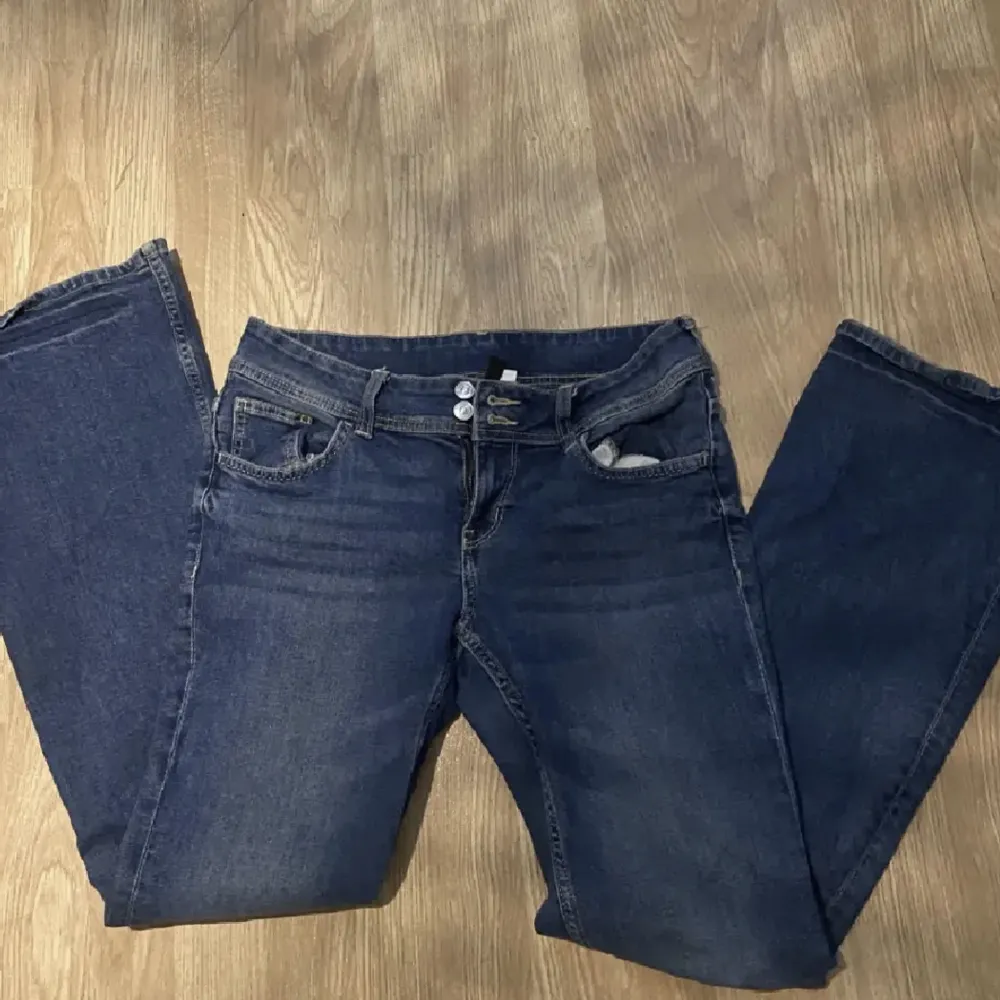 Säljer nästan helt oanvända lågmidjade jeans med fickor. I storlek 40 men passar 38 och nästan 36. Köptes för 300 säljer för 250💗de är helt slutsålda . Jeans & Byxor.