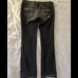 Lågmidjade disel jeans - Säljer dessa lågmidjade disel jeansen med fina detaljer. W 28 L 32, men de passar mig som vanligtvis bär S, 34-36💕