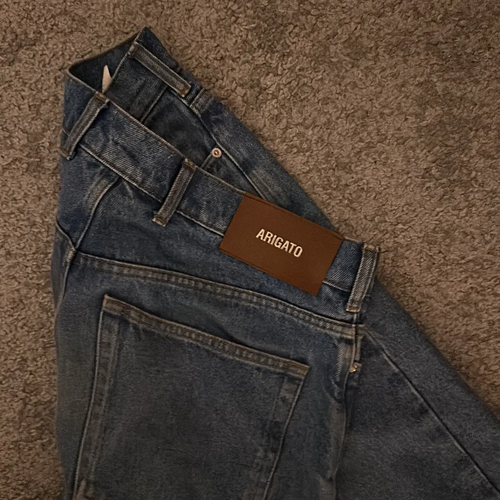 Säljer nu mina Axel Arigato jeans då jag fick nya i present. Jeansen är i storlek 32, regular fit. Använda kanske 10 gånger, völdigt fint skick. Köpte dem för 1800kr! Skriv om du har frågor. Jeans & Byxor.