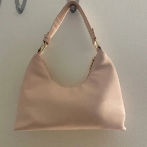 Shoulder bag - Ljusrosa väska som aldrig har använts