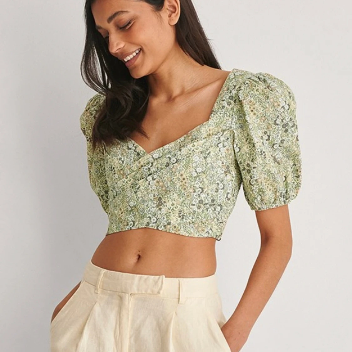 NA-KD blommig topp med puffarmarđ