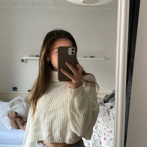 Vit Stickad tröja  - Skön croppad stickad tröja med krage 