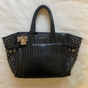 Zadig & Voltaire väska - Svart Zadig väska med nitar.