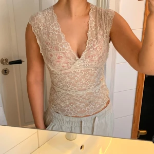 Spetstopp - Spetstopp från Stockh Lm i en beige färg. Den är genomskinlig och på bild nr 2 har jag en tubtopp under!