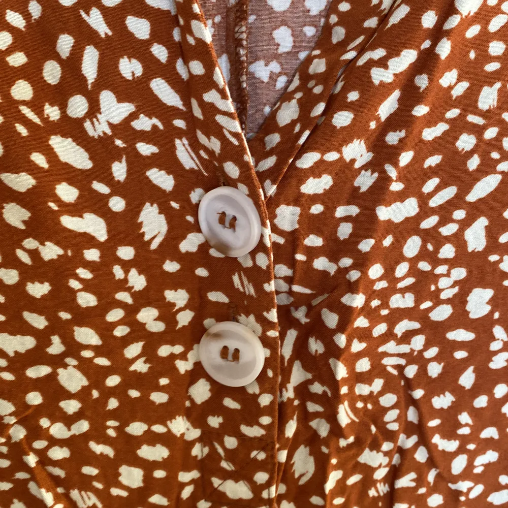 Säljer denna sköna klänningen från Primark. Storlek 36. I fint skick. Färgen är brun med vita ”fläckar”.. Klänningar.