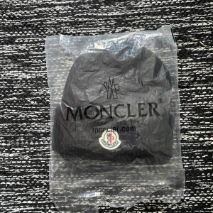 Moncler mössa. - Moncler mössa top kvalite! Aldrig använd. Köpare står för frakt.  DM för fler funderingar! 🙂