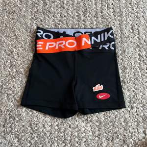 Nike pro shorts i storlek XS men är små i storleken. De har inga slitage och är nästan som nya🥰