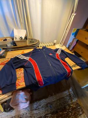 En adidas zip hoodie utan luva. Vintage,  Skriv om frågor