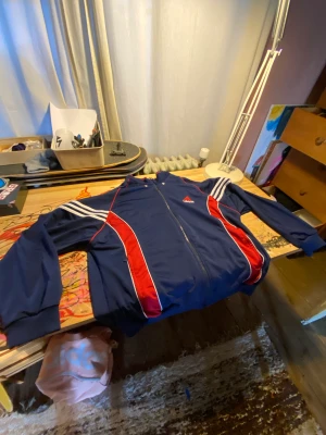 Adidas zip - En adidas zip hoodie utan luva. Vintage,  Skriv om frågor