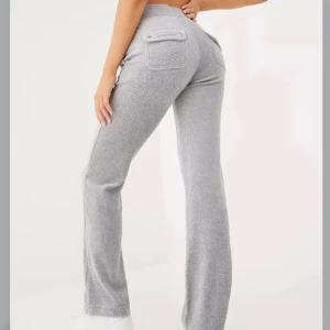 Gråa Juicy Couture  - Säljer mina ljusgråa Juicy Couture. I princip oanvända. Storlek xs. Skriv för fler bilder🫶🏽