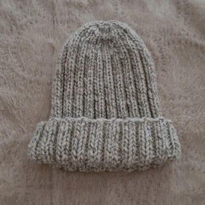 Reflexmössa (Vit) - Nystickad mössa som värmer till vintern. Stickad med reflexivt garn. Perfekt julklapp!
