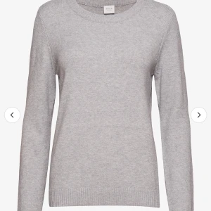Vila stickad tröja - Vila tröja Köpt på Vero Moda! Lite nopprig men i super gott skick. Säljer pga att den int ekonomer till andvändning🌸säljer för 190 (köpt för 268kr)