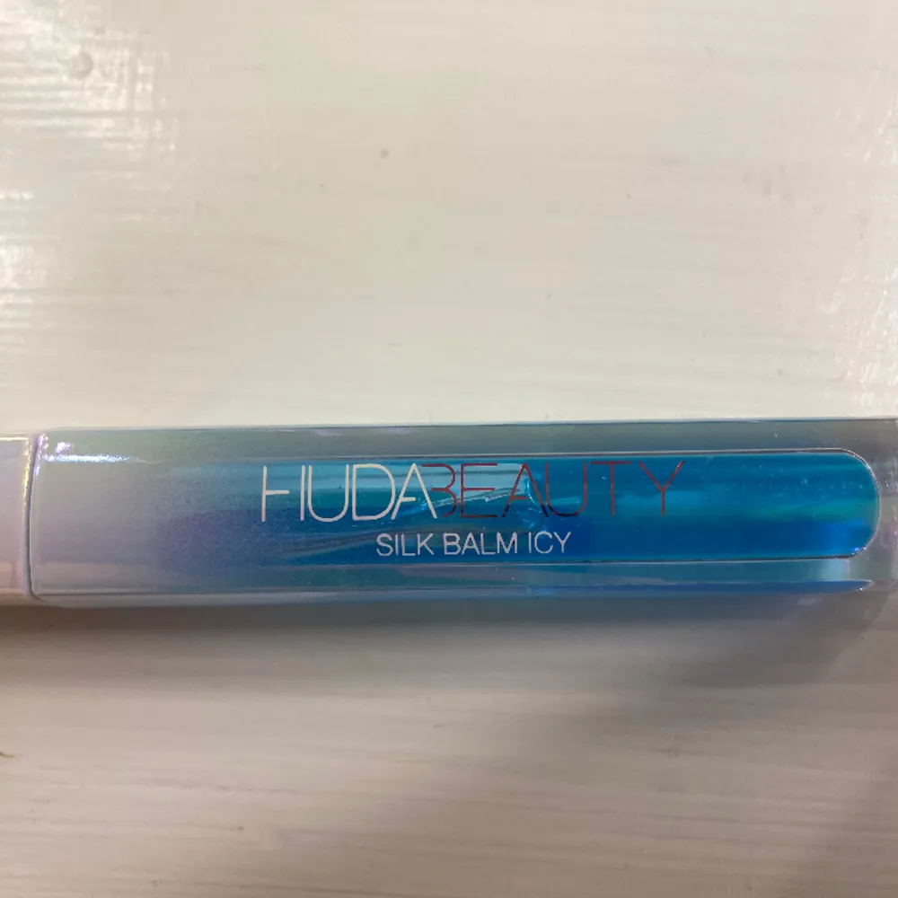 Säljer ett huda beuty läpp plumping gloss ” ice baby”🩵 lägger sig så fint på läpparna men tyvärr tycker jag inte om dessa plumping glassen så har använt det 1 gång🙃💘  ”Nypris 360”. Övrigt.