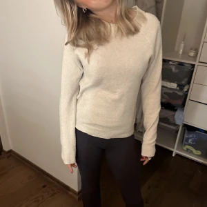 Beige stickad tröja från Vero Moda - Säljer min ljus beiga stickade tröja från Vero Moda i storlek XS! Orginalpris 249kr mitt pris 99kr🥰