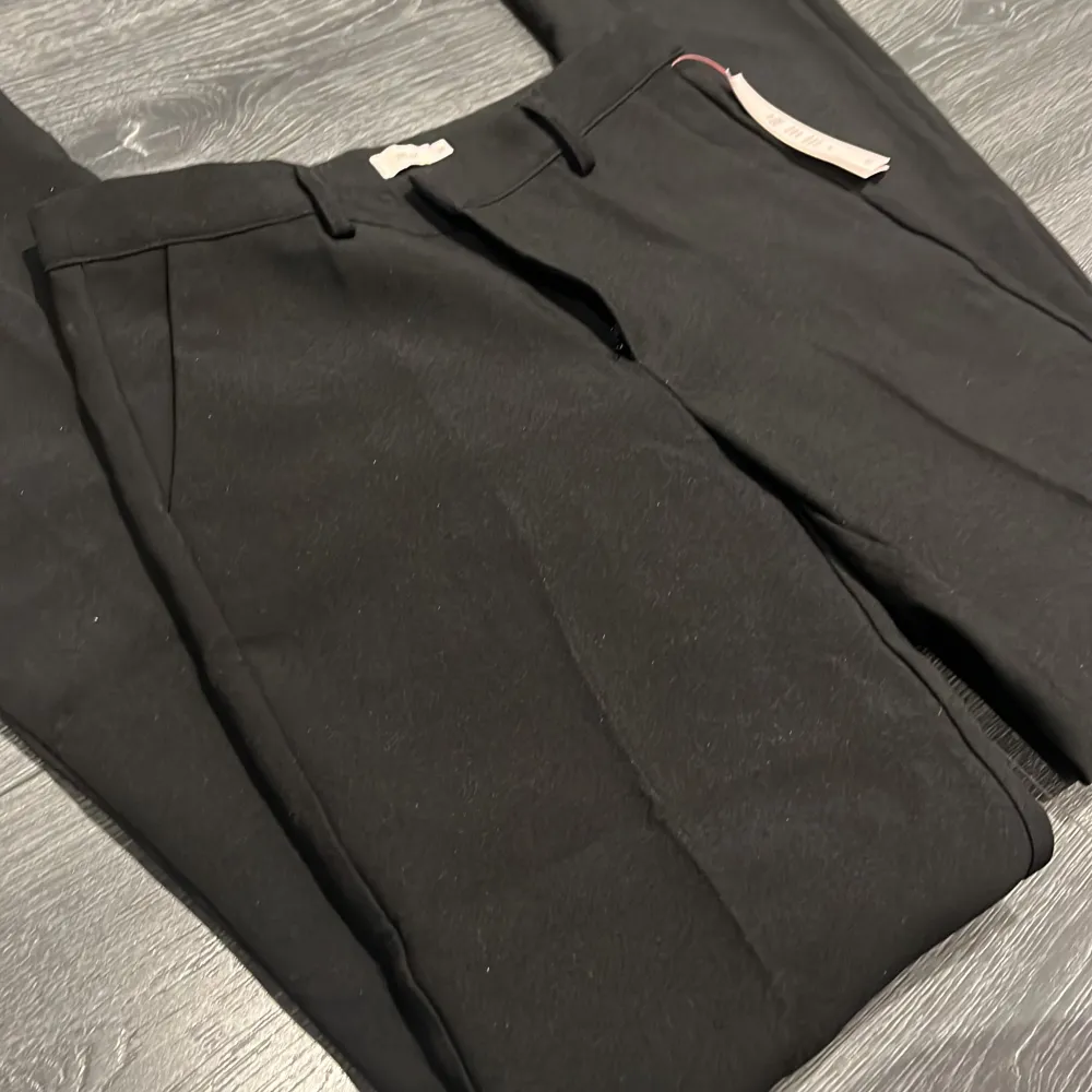 Sprillans nya kostymbyxor som aldrig har använts. Storlek 36. Kostade 500kr men säljer för 400🫶🏻🫶🏻. Jeans & Byxor.