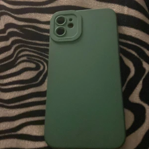 grönt iphone 11 skal - ett grönt iphone 11 skal som knappt är använt. 