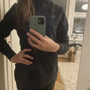 En helt oanvänd fin Svart hoodie från H&M, grå färg i luvan. Storlek 36/38