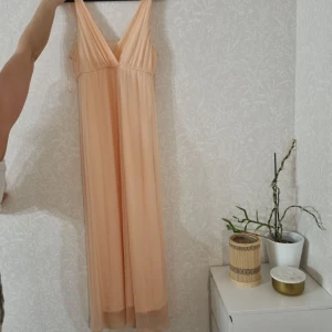 Klänning L - Finklänning, dop, bröllop, bal, fin middag, strand, sommar. Aprikosrosa. 