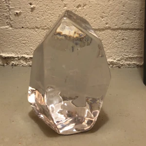 Glas kristall - Ganska stor Prydnad Genomskinligt glas Tung Liten spricka på botten men syns ej 