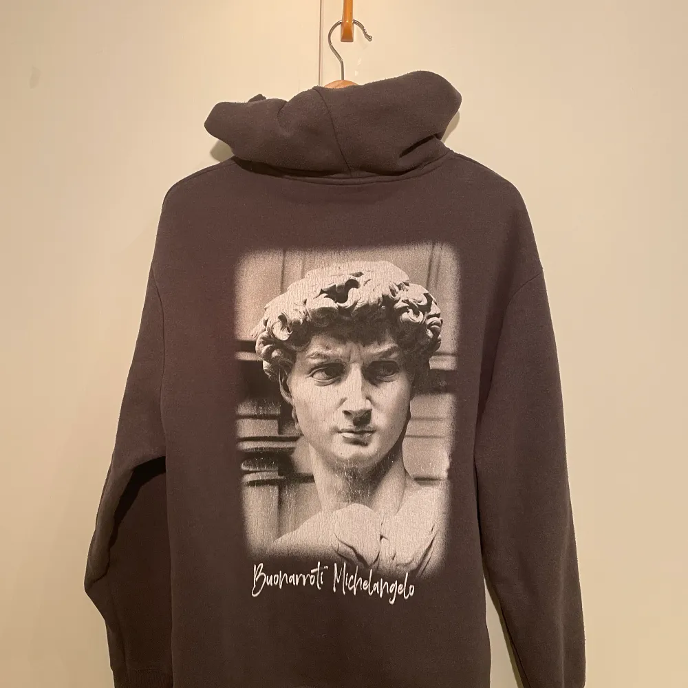 Säljer en hoodie som ja tror är ifrån pull and bear, köpt för 400/500 cond:8/10 ser väll lite använd ut. Jag är 177cm. Hoodies.