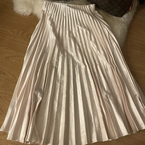 Maxikjol - Jättefin beige/champagne-färgad långkjol från zara i storlek S! Använd en gång💗