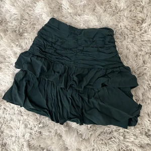 Volangkjol - Eftertraktad volangkjol i en mörkgrön färg, från Zara! Tyvärr alldeles för liten på mig💕💕