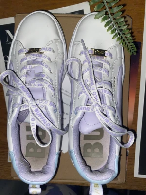 Buffalo Sneakers - Bra i skick endast använd en säsong Nypris är 600kr säljer för 120 +frakt Tillkommer även ett extra bar skosnören i lilla