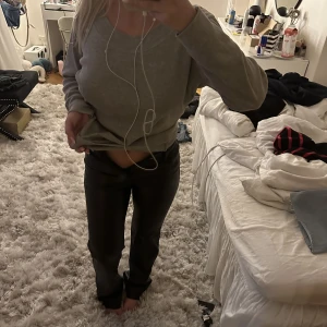 Skinnbyxor - Svarta skinnbyxor som är för små på mig, från zara. Prislapp kvar. Får ej igen gylfen då jag är en storlek 36 o dessa är i storlek 32. Dem ska vara midwaist!💋