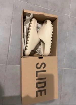 Yeezy slides nya, Storlek 38  - Skick 10/10  mer info och bidler i dms
