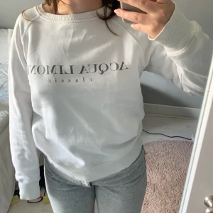 Acqua limone tröja - Säljer min acqua limone tröja efter några år. Använd ett fåtal gånger och är i perfekt skick. Superfin och skön till sommaren då den inte är för varm. Äkta. 