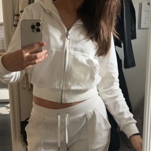 Juicy couture tröja - Säljer denna fina juicy tröja. Sparsamt använd och är i ett superfint skick!! Den är i storlek M men sitter som en S. Köparen står för frakten!