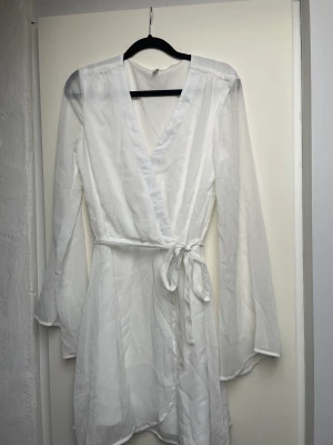 Vit klänning - Vit klänning från Nelly i storlek 36