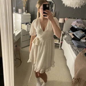 Klänning  - Fin klänning till sommaren🌸använd 1 gång