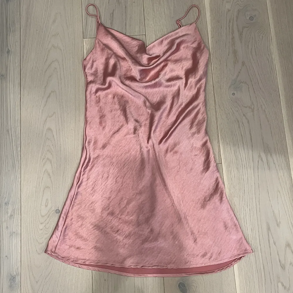 Jätte söt kort rosa klänning från Gina tricot med jätte skönt material, perfekt för sommaren. Använt kanske 3 gånger . Klänningar.