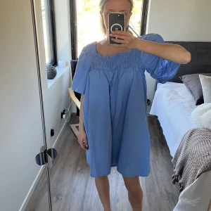 Blå klänning - Blå härlig sommarklänning från mango med puffärmar💙