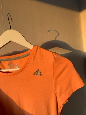 Adidas tränings T-shirt - T-shirt från adidas, i princip oanvänd