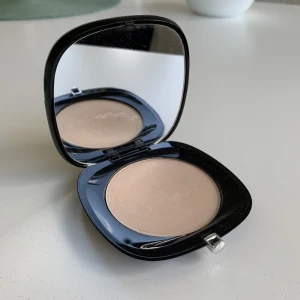 Marc Jacobs powder - Marc Jacobs Instant Blurring Beauty Powder, använt bara 2 gånger men borsten är ej använt. Färgen är 50 INGÉNUE