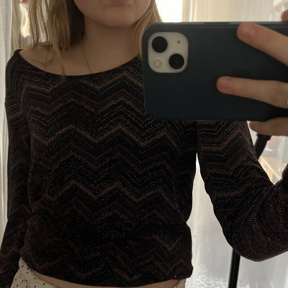 Säljer min så fina glittriga tröja med missoni mönster! Köpte second hand ❣️. Toppar.