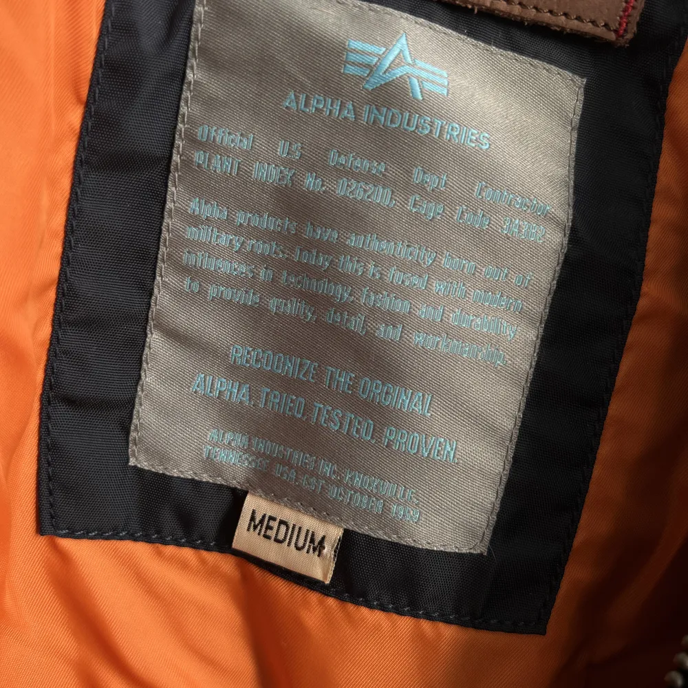 NYTT PRIS! Marinblå bomberjacka med orange foder från Alpha Industries. Något blekt halsmudd och armmudd. Annars i fint skick.  Storlek Medium men väldigt liten i storlek. Använd av 12-14-åring . Jackor.