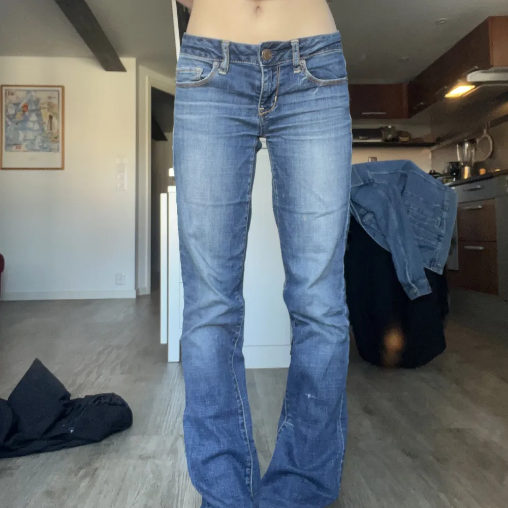 Såå snygga lågmidjade jeans i superfint skick ❤️‍🔥jag är 160 och de är lite långa för mig, men även uppsydda så går att lägga ner! . Jeans & Byxor.