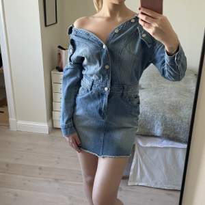 Off shoulder jeans klänning från Rebecca Stella💙 Andvänd fåtal gånger